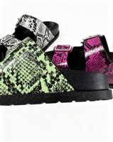 Sandales plates pour femmes à double boucle, motif peau de serpent python, chaussures de plage d'été, vente en gros, usine OEM ODM D1
