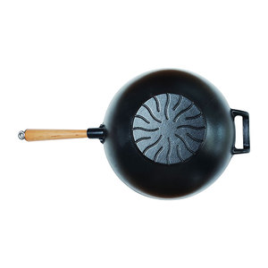 Anufacturer-<span class=keywords><strong>Wok</strong></span> de hierro fundido antiadherente de fondo plano chino tradicional presazonado con mango de madera, venta al por mayor - Product Image 6