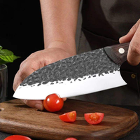 Un couteau à découper la viande de haute qualité, extrêmement tranchant, fabriqué en acier inoxydable, avec une poignée en bois, adapté à la cuisine
