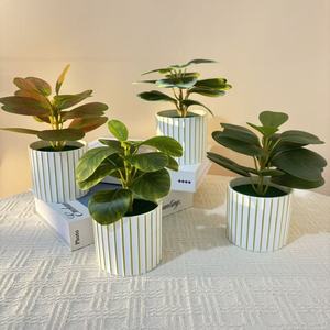 Plante artificielle Ficus lyrata de style nordique, 17 pouces, en pot blanc rayé or, pour la décoration du bureau et de la salle à manger - Product Image 1