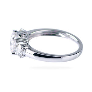 2025 nuevo 14K oro blanco tres piedras moissanita promesa anillo DEF redondo diamante sintético anillo de bodas - Product Image 3