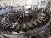 Ligne de production de remplissage d'eau pure en bouteilles PET à engrenages pneumatiques 8000, machine de mise en bouteille d'eau entièrement automatique avec pompe et moteur spécialisés