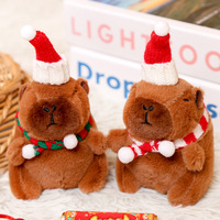 Pendentif en peluche Capybara de Noël, porte-clés Capybara dessin animé tenant un bonhomme de neige, breloque de sac, cadeau de Noël, vente en gros