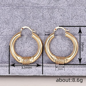 Orecchini a cerchio Adora in lega di zinco placcata oro, stile classico, gioielli unisex E4435 - Product Image 6