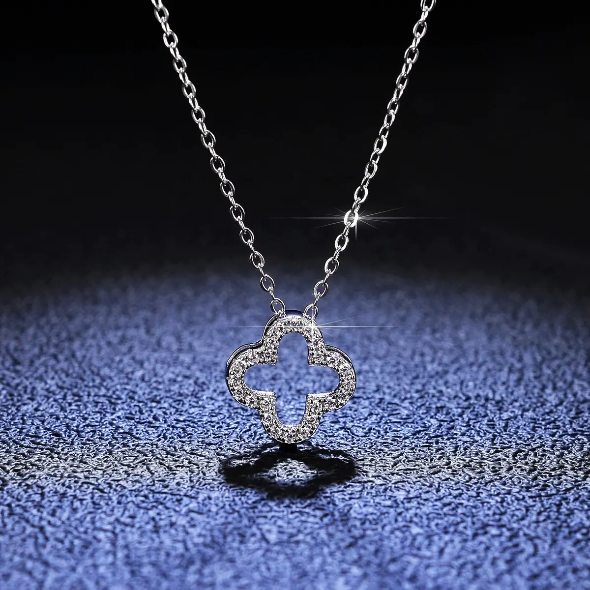 Pendentif en argent sterling 925 collier en diamant zircon 1 carat fleur de trèfle de mode féminine nouvelle chaîne de clavicule pendentif en argent.