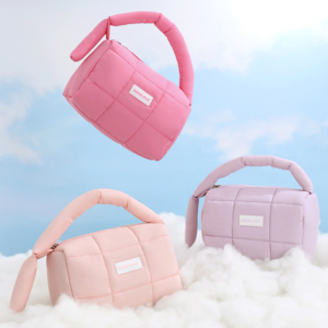 कस्टम यूनिसेक्स लक्जरी क्लुटेड पफी नायलॉन मेकअप बैग जिपर बंद कॉस्मेटिक कॉमेट्रिक पोर्टेबल आउटडोर यात्रा टोटे हैंडबैग - Product Image 1