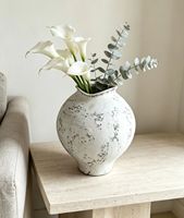 Vase en céramique blanc gris moucheté Wabi Sabi, vase irrégulier à bouche ondulée, poterie brute en forme de globe pour la décoration de la maison, de l'hôtel ou de la table.