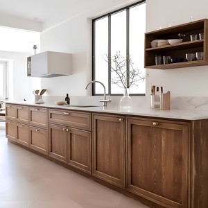 Meuble de cuisine rétro français en bois massif avec cuisinière intégrée, comptoirs en quartz à charnières et armoires murales - Product Image 4