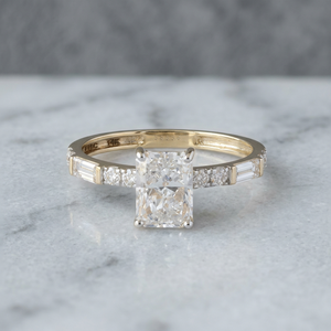 Anillo de Compromiso de Oro Sólido de 14K con Diamante Cultivado en Laboratorio de Corte Radiante y Piedras Laterales Baguette, Chapado en Rodio, Regalo de Boda - Product Image 1