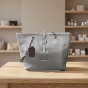 Sac fourre-tout élégant pour femme 2026, nouvelle collection, en cuir pleine fleur gris uni, avec bandoulière chaîne et fermeture à fermoir, idéal pour un usage quotidien toutes saisons - Product Image 1