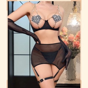 Conjunto de lencería Golden Shuttle Fun de tres piezas, sujetador rojo con diseño de corazón hueco, bragas de corte alto con efecto push-up para mujer - Product Image 4