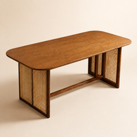 Table de cuisine rectangulaire avec plateau à bords arrondis, panneaux latéraux tissés et base à barre transversale renforcée, mobilier moderne pour la maison
