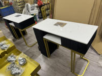 Table de manucure multi-places en velours noir avec cadre en métal doré, adaptée aux salons de beauté et de manucure haut de gamme