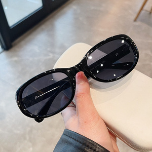 Gafas de Sol para Mujer Qianai, Montura Ovalada, Protección UV400, Lentes Tipo 3, Material AC, Diseño Moderno - Product Image 3