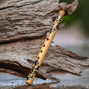 Flauta de bambú natural de tamaño mediano con intrincados patrones tribales negros tallados a lo largo del cuerpo, disponible a precios de mayorista. - Product Image 1