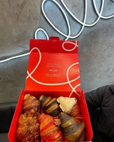Vente en gros de petits hamburgers rouges écologiques personnalisés boîte de croissants boîte d'emballage en papier pour sushi boulangerie gâteau au chocolat traiteur brownie