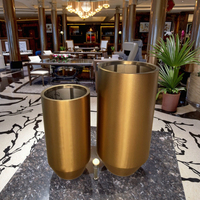 Vas Lantai Besar Modern Dekorasi Rumah Pot Bunga Tinggi dari Baja Tahan Karat Penanam Taman Elegan Berlapis Emas Tahan Lama untuk Penggunaan Dalam Ruangan