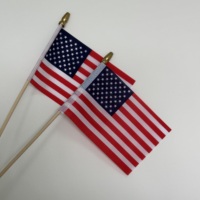 Livraison rapide en gros impression personnalisée Polyester 15*20cm drapeau n'importe quelle taille drapeau National à main avec poteaux en plastique petits drapeaux