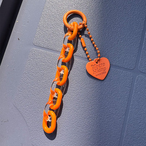 Porte-clés pendentif cœur avec chaîne, fait main en acrylique, pour sac ou téléphone - Product Image 5