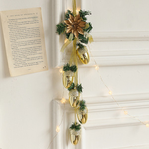 Adorno Navideño de Plástico Brillante con Forma de Piña para Colgar en Puertas y Ventanas, Creando un Ambiente Festivo - Product Image 4