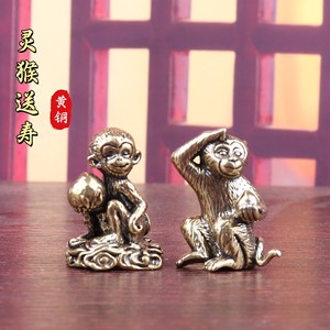 Sculpture de singe en laiton 'Spirit' cueillant des pêches, accessoires de décoration intérieure, figurines de singe en bronze, miniatures, décoration de bureau, figurine de thé - Product Image 1