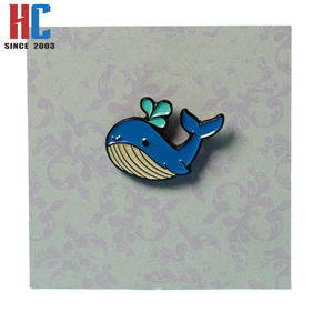 Épinglette en métal plaqué or moderne, motif baleine émaillée, créatures marines et aquatiques, cadeau artisanal, fabrication sur mesure depuis 20 ans - Product Image 6