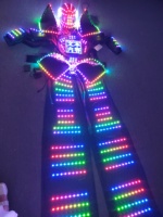 Vente flash Nouveau design Incroyable Conception unique Robot de danse sur échasses Spectacle sur scène Lumière LED pour fête d'anniversaire