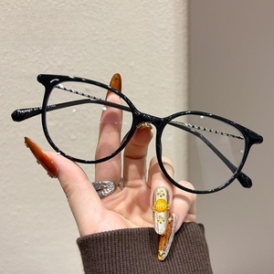Les nouvelles lunettes plates rétro haut de gamme TR30377 avec monture noire unie et anti-lumière bleue sont disponibles avec différents degrés. - Product Image 1