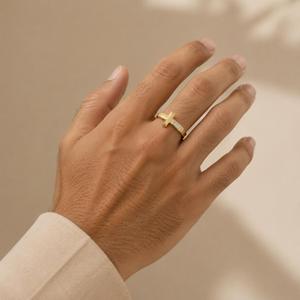 Bague minimaliste en or jaune 18 carats avec croix et diamant en forme de T, bande asymétrique biseautée, bague de créateur pour homme, bijoux fins et modernes - Product Image 3