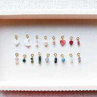 La Galerie de Perles et de Pierres |   Créoles Huggie en Acier Inoxydable Plaqué Or PVD 18K avec Breloques Délicates |    Pendentif en pierres précieuses naturelles