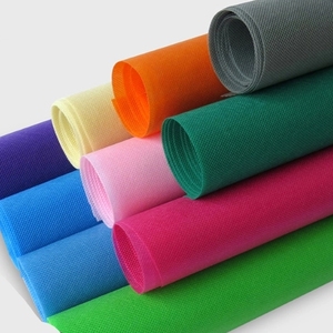 Rouleau de tissu non tissé en polypropylène 100% - Léger, imperméable, respirant, anti-UV, certifié OEKO-TEX, pour usage agricole - Product Image 1
