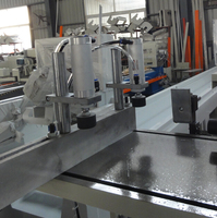 Machine de fraisage pour profilés en aluminium à angle de traitement réglable de 35 à 90 degrés, pour extrémités, faces et rainures