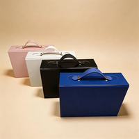 Boîte cadeau magnétique avec poignée en PU de qualité supérieure, boîte d'emballage rigide à rabat de luxe en stock