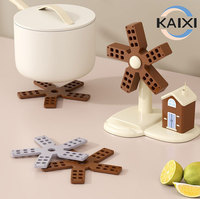 En gros, dessous de plat en silicone motif moulin à vent, multifonctionnel, pliable, résistant à la chaleur et antidérapant, pour la protection de la table de cuisine