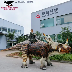 รูปปั้นไดโนเสาร์ขี่ม้าที่น่าสนใจกลางแจ้งรวมอยู่ในการจำลองสวนสนุก