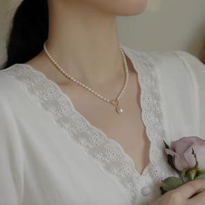 Collier pendentif en chaîne de clavicule en perles de riz d'eau douce ultra-fines enveloppées d'or 14 carats, perle baroque à forte luminosité - Product Image 2