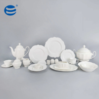 Service de table 6 pièces en porcelaine fine blanc uni à bord festonné, compatible lave-vaisselle, comprenant assiettes, bols et théière, coffret cadeau