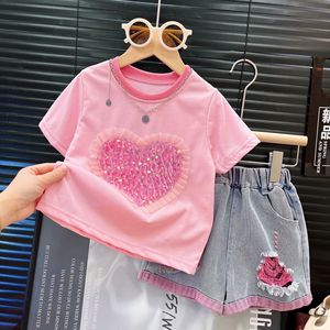 Modisches Teenager-Mädchen-Kleidungsset Kurzarm-T-Shirt mit Tüll und Herz-Pailletten + Zerrissene Jeans-Shorts Outfits für Kinder - Product Image 2