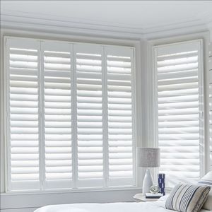 Volets à persiennes modernes en bois blanc à deux volets pour décoration de fenêtre de chambre à coucher à motif d'ouverture horizontale Volets de <span class=keywords><strong>plantation</strong></span> de Chine