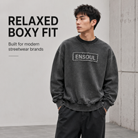 Maßgefertigter Vintage-Sweatshirt für Herren in Gewaschenem Schwarz mit Ausgefransten Applikationen, Buchstaben-Logo und Daumenlöchern an den Ärmeln, Übergroßer Streetwear-Pullover