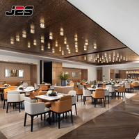 Table et chaises de restaurant haut de gamme J2S, style commercial moderne, sur mesure, luxe, cadre carré brillant, cannelé