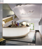 Comptoir de bar commercial moderne en pierre artificielle avec réfrigérateur intégré personnalisé, écologique, pour hôtel, sous-sol