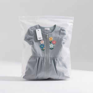 Sac biodégradable personnalisé auto-scellant à fermeture éclair T-shirt en plastique givré et emballage de vêtements avec logo pour chaussures - Product Image 2