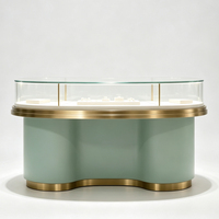Vitrine d'îlot pour bijoux de luxe sur mesure et abordable ; Vitrine en verre avec finition dorée et éclairage LED