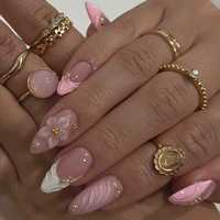 Vente en gros des faux ongles roses de style français sculptés en 3D, les plus vendus, avec motifs floraux pré-dessinés et perles dorées