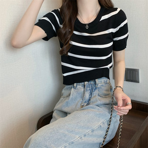Summer Striped Knitted Short-sleeved T-shirt pour femmes Polyester Niche Slim-fit Design with Fitted Shoulder Top - Product Image 2