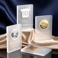Trophée personnalisé en acrylique givré incrusté de métal – Médaille annuelle pour Employé Exceptionnel et Leader des Ventes – Anniversaire de Podcast sur Mesure