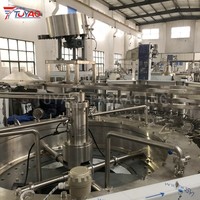 Usine d'embouteillage automatique haute efficacité pour eau pétillante 8000 BPH, machine à boissons gazeuses à entraînement par moteur pour bouteilles en verre de 500 ml