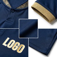 Maillot de football bleu marine personnalisé OEM avec col Henley et revers métalliques dorés, kit de football avec logo, nom et numéro personnalisables, fournisseur