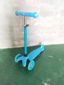 Fabricant chinois Kids Scooter pliant 3 roues Scooter électrique <span class=keywords><strong>pour</strong></span> enfants/scooter Pu roue clignotante - Product Image 4